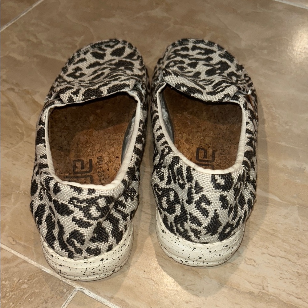 Hey Dude Women's Misty Woven Cheetah Grey Slip On Shoes - Picture 2 of 6